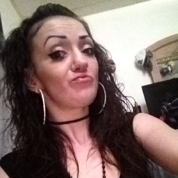 Meet your Posher, Nicole - Picture 1 of 1